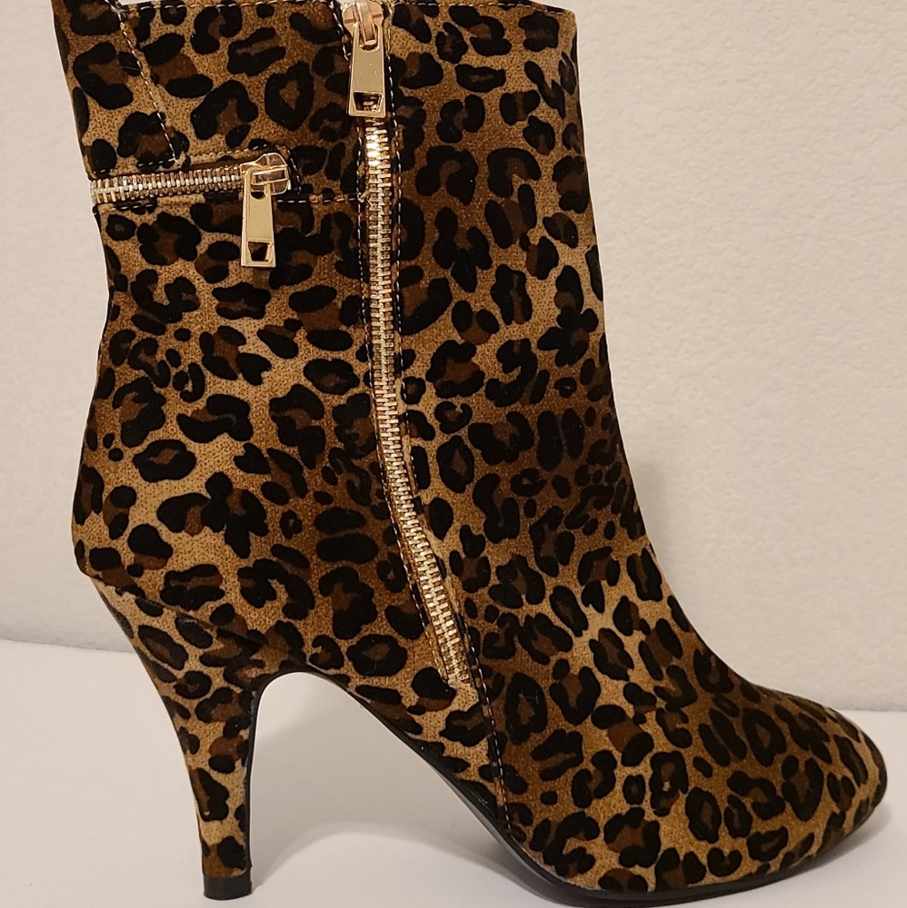 Leopard skin short boots with gold zippers